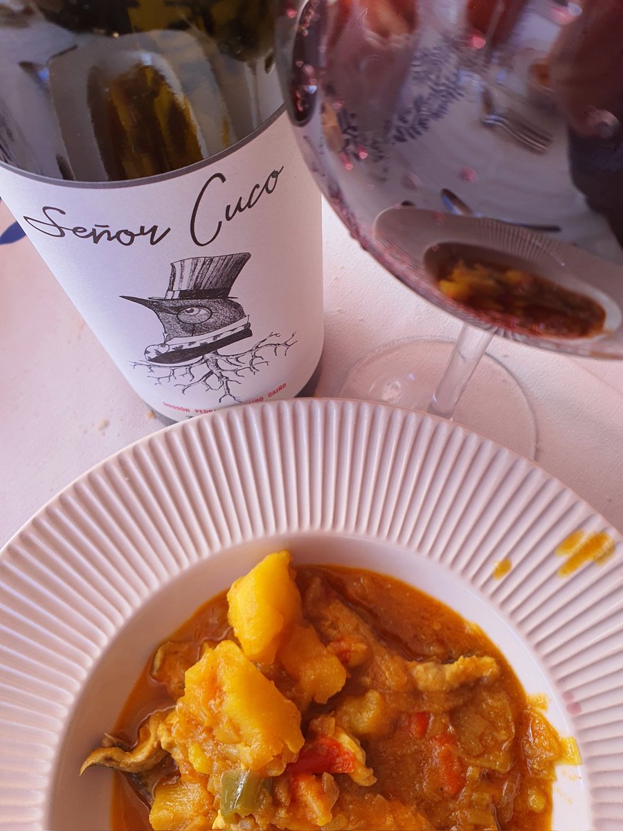 monteromonti's tweet photo. Te enamoras d 1 #vino y no sabes cuánto influye la compañía, el lugar, el clima. Este bellezón #gallego q descubrimos en #Taskatenda, a orillas d #Miño, ha acompañado mi #marmitako d #caballa La compañía es la misma y el idilio se mantiene Acerté encargando 1caja a
@entrevideiras https://t.co/VUfcAyfVe0