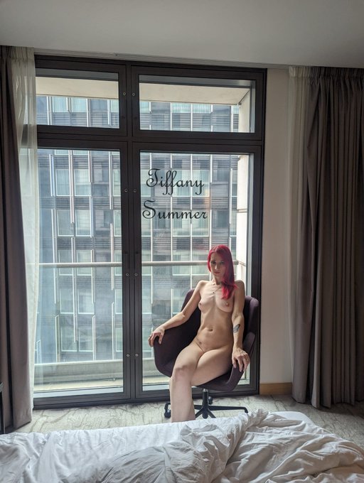 Ah Mr bond I have been expecting you (the pussy I will be stroking is between my legs) https://t.co/