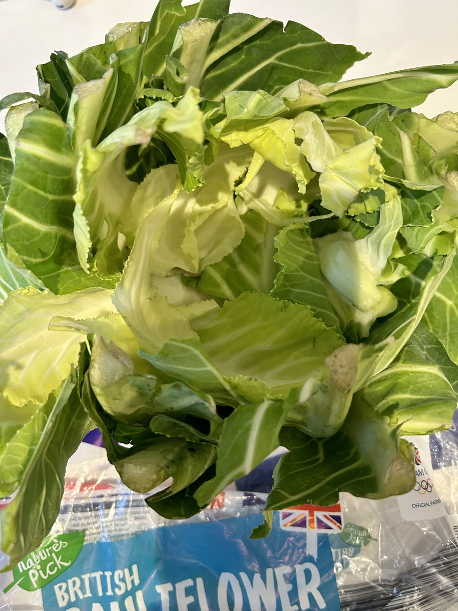 Dechoux's tweet photo. Have just bought the smallest cauliflower ever from @AldiUK 
All the ones in show were brown on top so I bought one with the leave over it. Got home and this was hiding in all the leaves!!

*teaspoon for scale

#aldi #cauliflower #minicauliflower #ripoff #not5aday https://t.co/QiHmnX4NJt