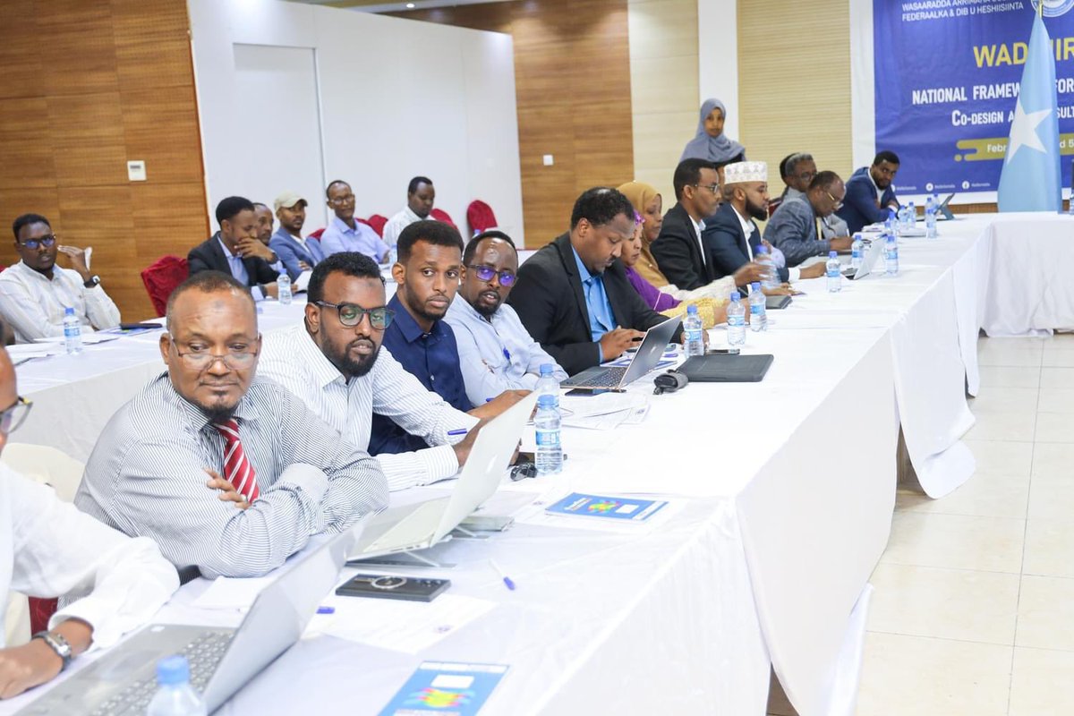 AidarusMHassan's tweet image. Exciting collaboration ahead! 🇸🇴🤝 The kickoff for the review of Somalia's National Framework for Local Governments, Wadajir 2, brings together FGS, FMS, and BRA for impactful consultations. Ready for positive strides in local governance! #Wadajir2 #MOIFAR @FCASomalia