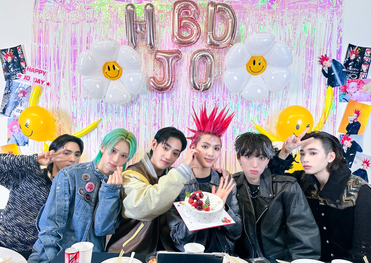 오늘은 인기가요와 팬사인회 
그리고 우리 막내 JO의 생일까지 있었던 날이에요🥰 
다들 저희의 첫 라이브 방송도 보셨나요?
너무 설레고 떨렸는데 더 많이 우리 소통해요💕

#DXMON #다이몬
#HYPERSPACE #DXMON_HYPERSPACE