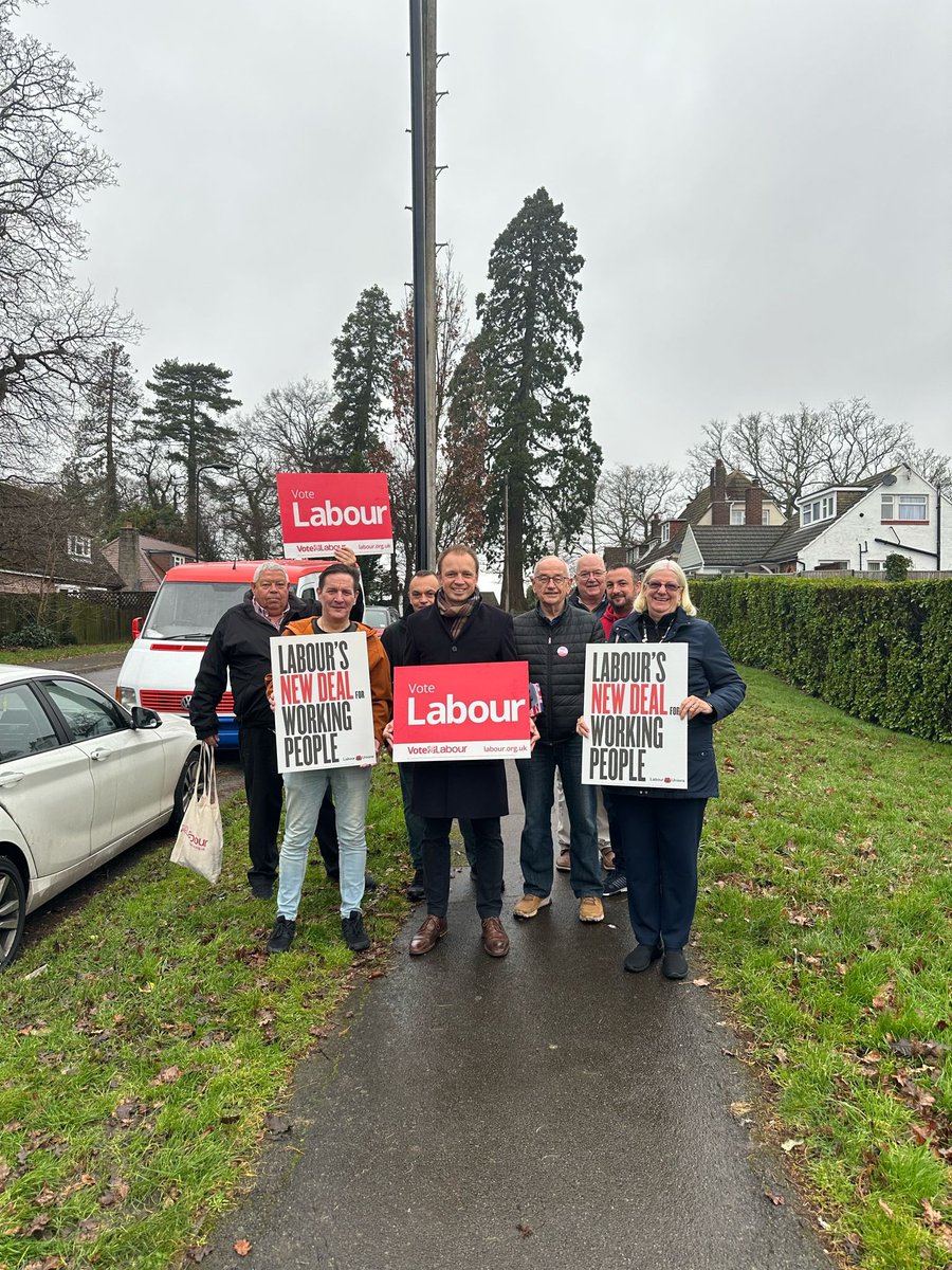 GMBSouthern's tweet image. More pictures from our #NewDeal campaign sessions this weekend. Talking to voters about Labours plans to #MakeWorkPay. Sessions in Medway, Southampton and pleased to be joined by .@GMBPoliticsLDN in Beckenham today