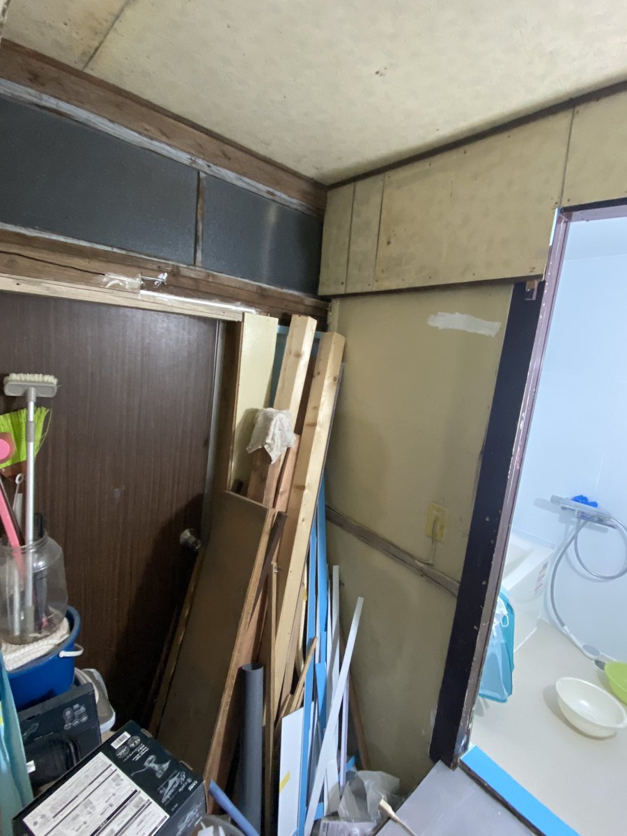 裏口ドア使わないし物置みたいになってたので綺麗にして床つくる。時間あればドア撤去で壁にして、洗面台も付けようかな。