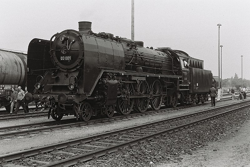 Bahngeschichte2's tweet photo. #EinheitslokWoche Nr. 2:  

Die BR 03 wurde ab 1930 beschafft, da viele Strecke immer noch nicht ausreichend ausgebaut waren, um die Achslast der 01 auszuhalten. Somit wurde die 03 als "kleine 01" nachgeschoben. Der DB-Neubaukessel war ein Flop.

 Foto: Rainerhaufe via Wikimedia https://t.co/qWlMGhsp15