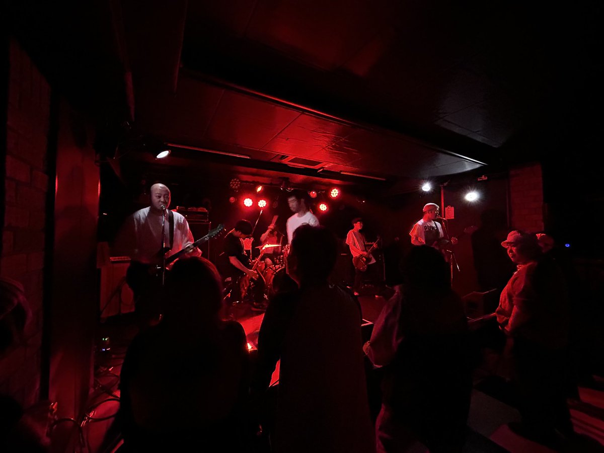 NOY_003's tweet image. 昨日初めてトールちゃんがギター弾いてるTHRH観た

使ってるGRECOのギター、音作り、弾いてる姿、カッコ良過ぎて全てツボだった

なんだろう、仲良くしてくれて本当にありがとう

THRHだけ観て途中離脱して申し訳ねぇ

ハードコアのライブ久しぶり過ぎて耳がびっくりしちまった

#THRH
#TEAM有馬の人