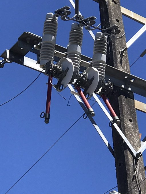 petrakios's tweet photo. Hola @saesa de nuevo yo desde Huite comuna Quemchi.  Ya pasaron + d 33 hrs sin luz ni agua.  El poste frente al cementerio de Huite ¡¡es tan simple como mandar una camioneta !!!
Favor ayúdeme con un RT https://t.co/MZBsCA2SoK
