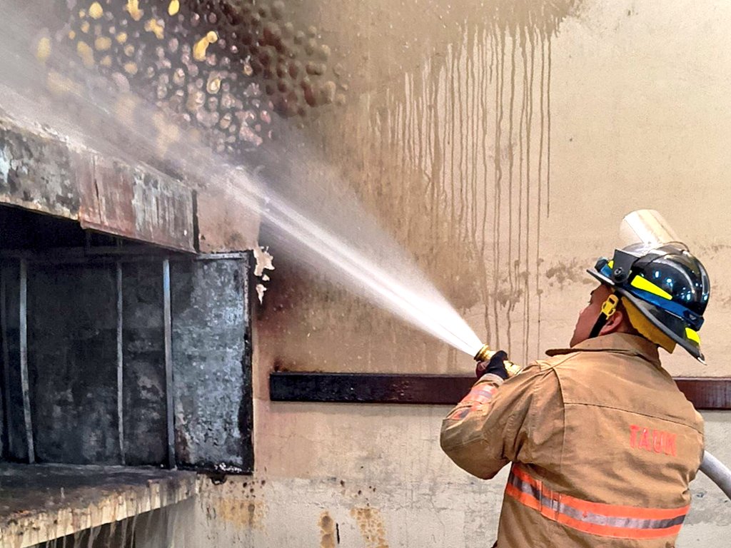 Bomberos Voluntarios controlan incendio en el Templo Parroquial San Juan Bautista, San Juan Sacatepéquez.