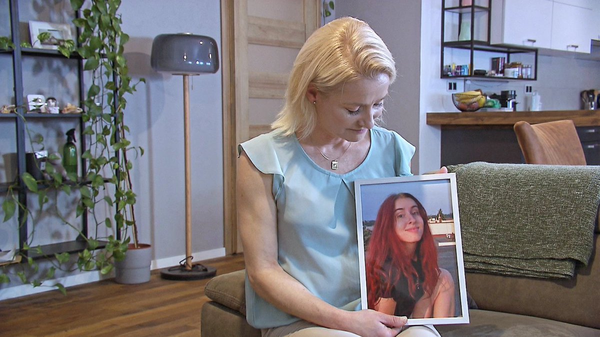 NoraFridrichova's tweet photo. Rozhovor s maminkou Elišky, studentky zavražděné na FF UK. Lenka Šimůnková vypráví o své holčičce, o nadaci pro neslyšící, která ponese Eliščino jméno. Sdílená bolest je o trochu snesitelnější bolest a je důležité, aby pozůstalí mohli promluvit, pokud nám potřebují něco říct. https://t.co/XRJS3S0V2B