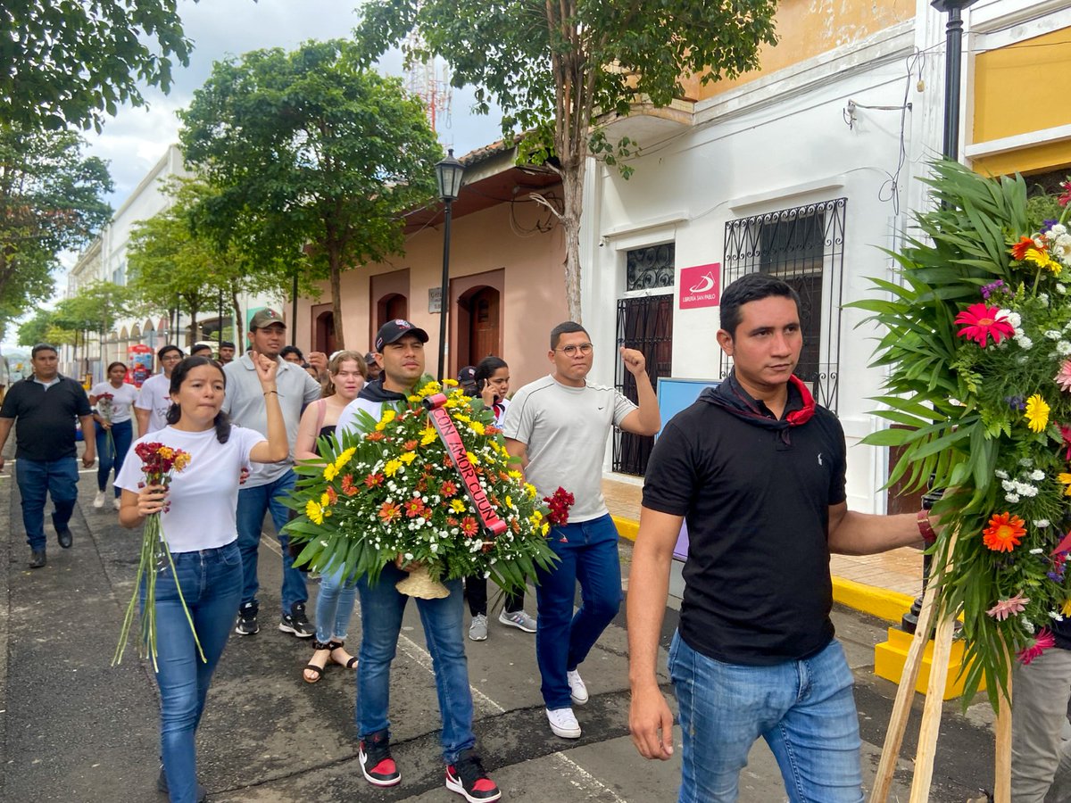 Entrega Floral y Guardia de Honor en conmemoración de los 48 años del Tránsito a la Inmortalidad de nuestra Heroína y Mártir Mildred Abaunza.

#4519LapatriaLaRevolución #CUUN1914 #PLOMO19 #LeonRevolucion #Nicaragua <a href="/CarlosEmilioDH/">Carlos Emilio Lopez</a> <a href="/BERINGESQUIVEL/">Bering Esquivel</a> <a href="/db_nicaragua/">BARRICADA - Nicaragua</a> @CUUN1914
