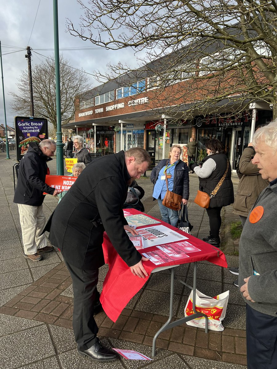 DarrenEnnis's tweet photo. Great session yesterday chatting with residents about @UKLabour New Deal For Working People and NHS’s much needed support.  Great to see our amazing @LichfieldLabour team out.  All amazing campaigners #LabourTeam @StevenGNorman @Robbirch1Birch @DaveR_Lichfield https://t.co/68AHvYwyvc