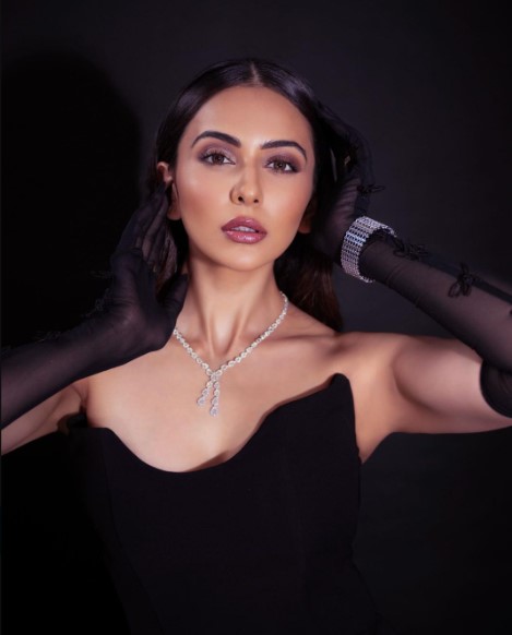 SadiaDisha2's tweet photo. Black is mystery ft #RakulPreetSingh🖤  #TereBin #ONEPIECE📷 #JasminBhasin #ManishaRani https://t.co/JlwUtPLXar