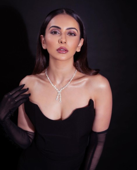 SadiaDisha2's tweet photo. Black is mystery ft #RakulPreetSingh🖤  #TereBin #ONEPIECE📷 #JasminBhasin #ManishaRani https://t.co/JlwUtPLXar