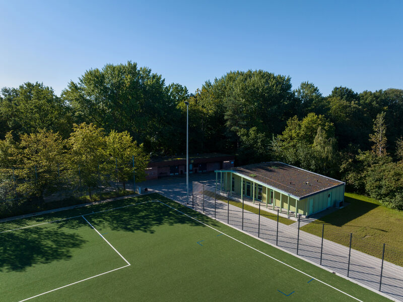 Wir wünschen dem SV Tonndorf Lohe viele erfolgreiche Spiele auf der neuen Anlage! Vielen Dank für das Vertrauen in unsere Sparte Sport, die das kleine Schmuckstück im Auftrag des <a href="/BAWandsbek/">Bezirksamt Wandsbek</a> verwirklicht hat - als Holzbau mit Gründach und Wärmepumpe.
#RaumfürSport #ActiveCity