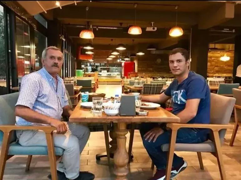 Helikopter kazasında şehit olan Pilot Emniyet Amiri Cemil Gülen'in babası Mehmet Gülen:

"24 şubatta oğluma nişan yapacaktık. Ama ben yarın oğlumun düğününü yapacağım, cenazesini defnedeceğim."

#Gaziantep #helikopter