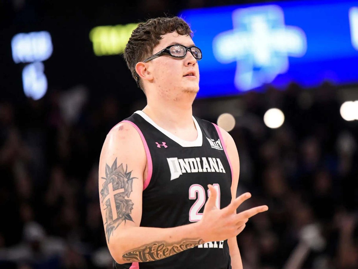 Introducing The King Of College Hoops And Soon To Be The Most Popular Man In America: The Stylin', Profilin', Rec-Spec Wearing, Robbie Avila bars.tl/3502509