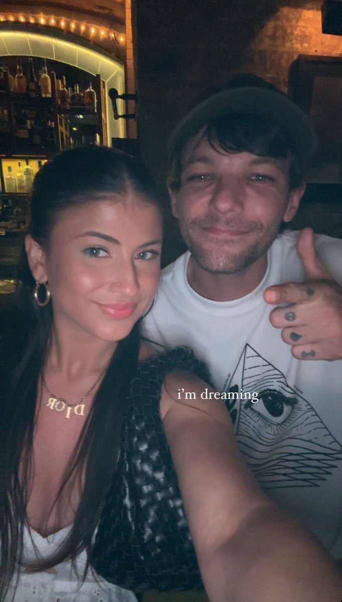 LouisMxMedia's tweet photo. ¡Louis con fans en un bar recientemente! 

📸: biancabonifazio https://t.co/HxUKHglPwa