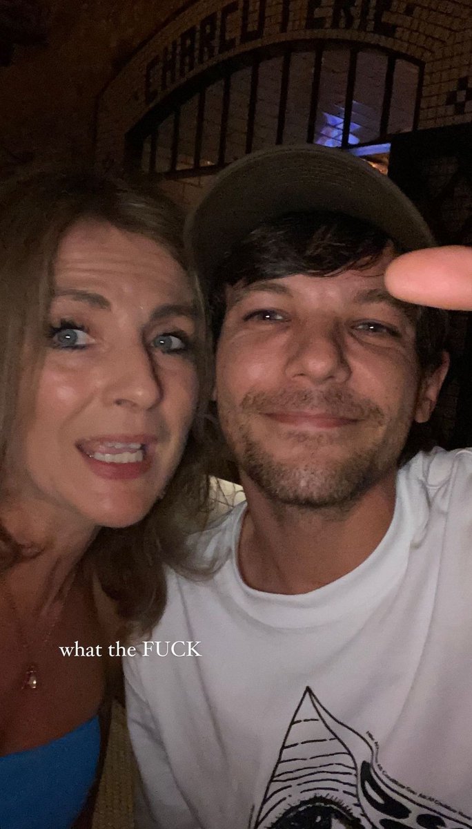 LouisMxMedia's tweet photo. ¡Louis con fans en un bar recientemente! 

📸: biancabonifazio https://t.co/HxUKHglPwa