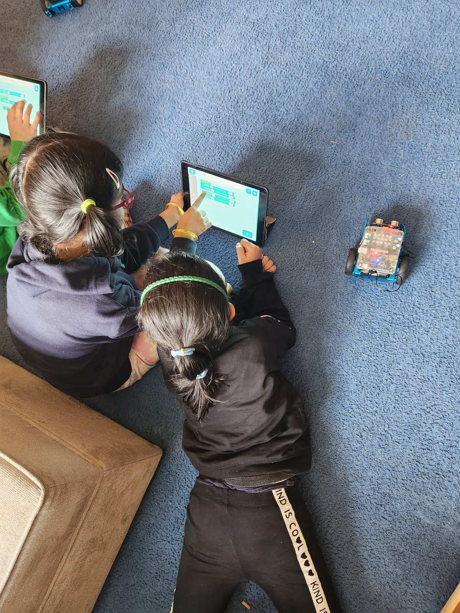 Kdmcarthur11's tweet image. Gr 4s at @lenashaw36 were introduced to #blockbasedcoding with #mbots this week. Next class they get to try out our new #DashRobots.
#sd36tl ##sd36learn