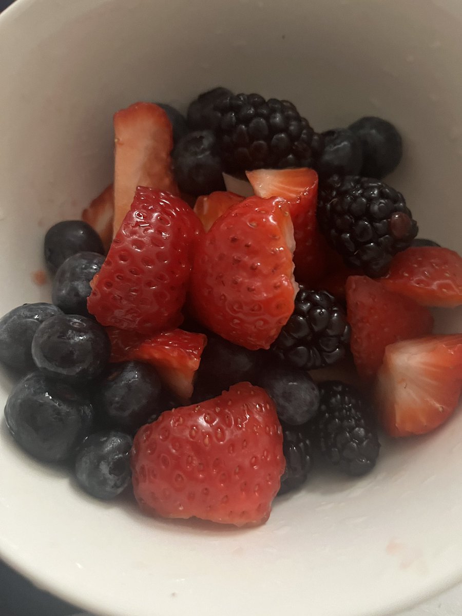 prettyjackie's tweet photo. Berry lunch https://t.co/UJKBrIpftM
