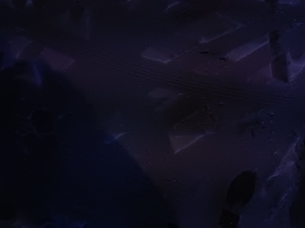 拡大して見て見て、星空のように見える!!!!!!
(実は雪地です!)