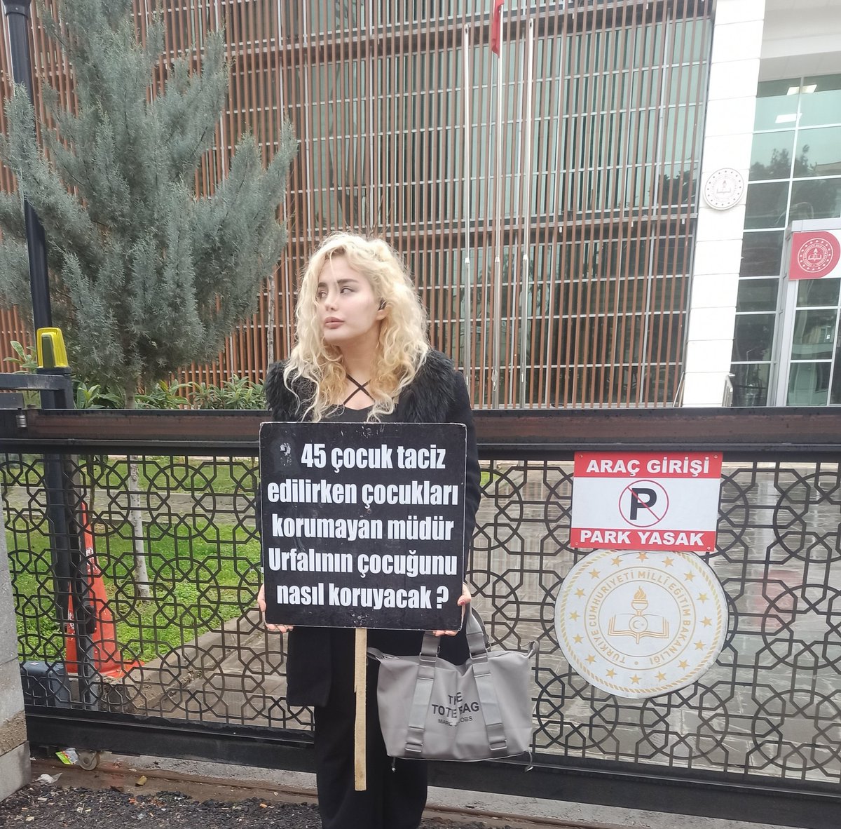 Bugün çocuklarımız için tuttuğum Adalet Nöbetinin 130. Günüydü.

Vicdanı korkak çenesi cesur bir insan olmaktansa gerçek bir şey yapmak istedim..
Sonucu değiştirmese de..
#Urfa #ensarvakfi #Hatay #tehdit #UlustaMülakatsız100BinAtama #BaşakDemirtaş #DemParti #Özel #Cumhurbaşkanı