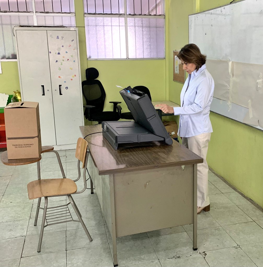 RosCasSol's tweet photo. 👇 #VeVos: de todo el electorado, le tenía que tocar voto electrónico precisamente a @Laura_Ch, exmandataria que fue en narco-jet al funeral de Hugo Chávez, defensor histórico del voto electrónico que hoy el @TSECostaRica nos impone a fuerza.

🙃 Misteriosos son los caminos... https://t.co/2XtqIeqaYP