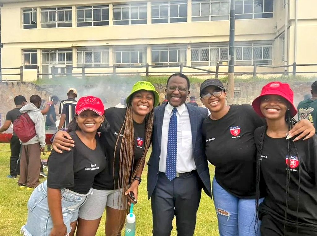 Rhodes_Uni's tweet photo. Vice-Chancellor Sizwe Mabizela at the #RU120 #OFest 💜 🥳 https://t.co/uDQvilOv8I