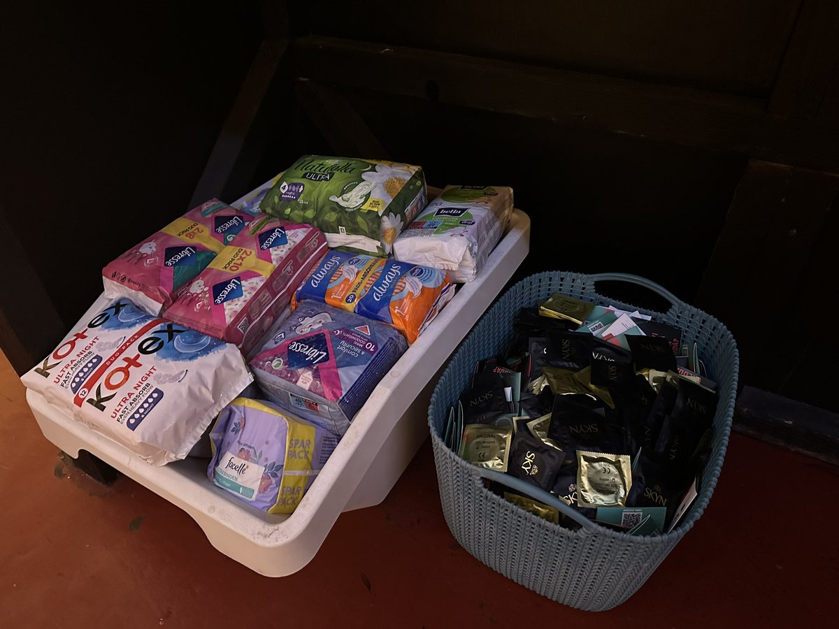 Higiēnisko pakešu, tamponu un prezervatīvu izdales “automāts” vienā no mūsu Centriem. Apmēram tā viņi izskatās visos mūsu Centros un mūsu drošajās patvēruma vietās.
Ir diezgan interesanti no malas pavērot visu šobrīd notiekošo ap šo tēmu.
😉