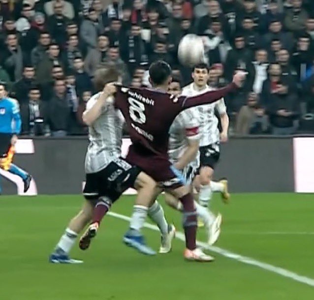 Bu penaltı degil öyle mi ? Var da ki hakem uyuyor mu? <a href="/TFF_Org/">TFF</a> var konuşmalarını istyoruz… #BJKvTS