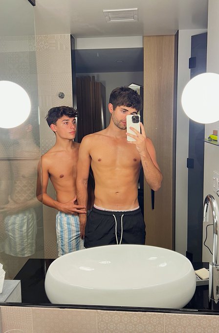 Your fav London boys 🤍 https://t.co/hHyeeanx2i