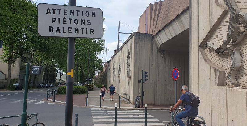 Les années passent mais aucune amélioration significative pour la sécurité des piétons. C'est l'enseignement du bilan de l’accidentalité 2023.pietons.org/aucune-amelior…