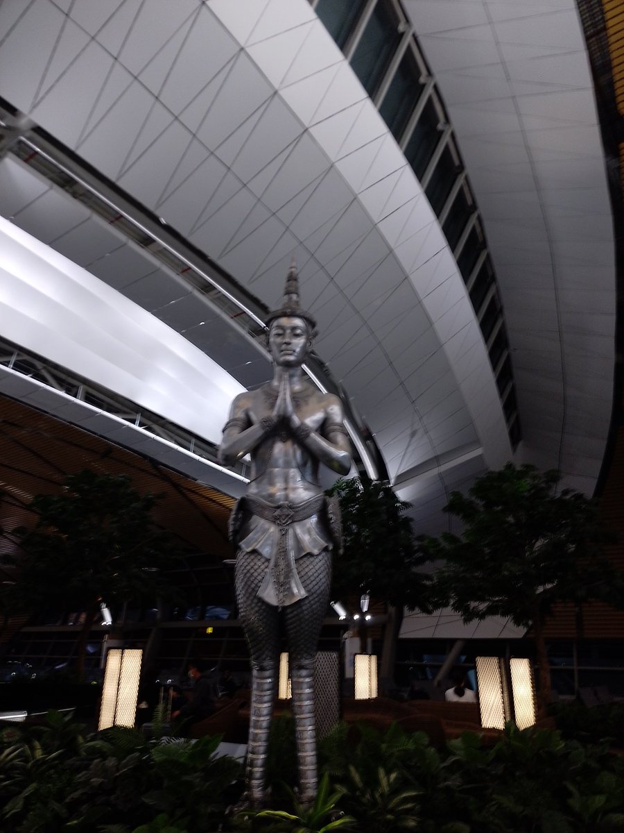 VNJP525's tweet photo. 去年の夏も帰りは関空だったけど、その後すぐにスワンナプーム国際空港は新エリア増えたんだよね。

日本人は現状スタンプ必要無いなら自動出国ゲート利用出来る(エラーで読み取りミスだったけど優先で行ける)

ただエアアジアで帰るんだけどS3桁はそこから電車に乗って移動(5分位)合計で40分位 https://t.co/GrDqQtcdWJ