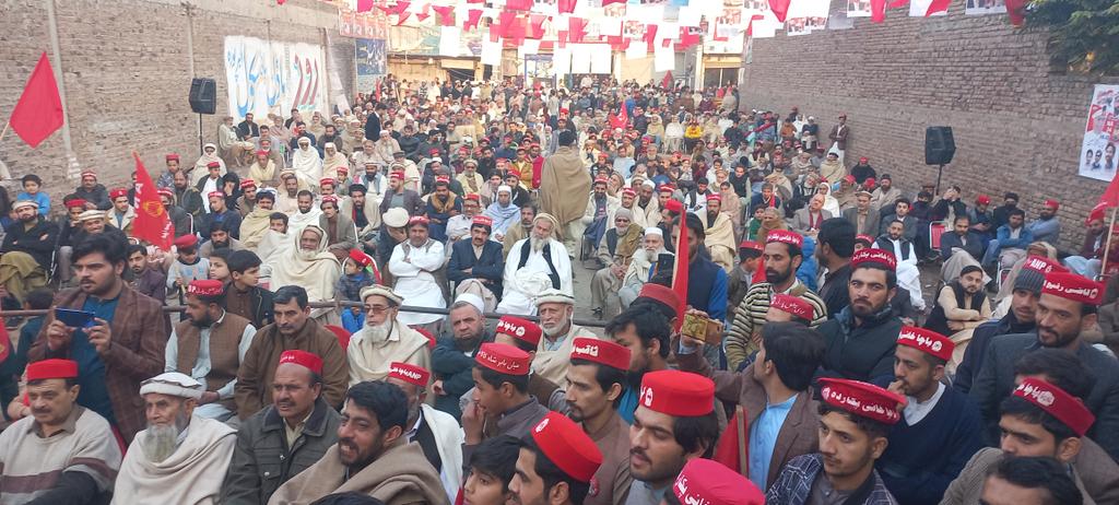 BaharG1641's tweet photo. آج یونین کونسل اکبرپورہ میں عوامی نیشنل پارٹی کا ایک بہت بڑا پاور شو۔
جس میں #pk89 کے امیدوار میاں افتخار حسین  اور #NA34 کے امیدوار میاں بابر شاہ کاکا خیل نے جلسے  عام سے خطاب کیا
#Vote4Laltain 
#pk89
#Na34 https://t.co/8dlf2a0tmT