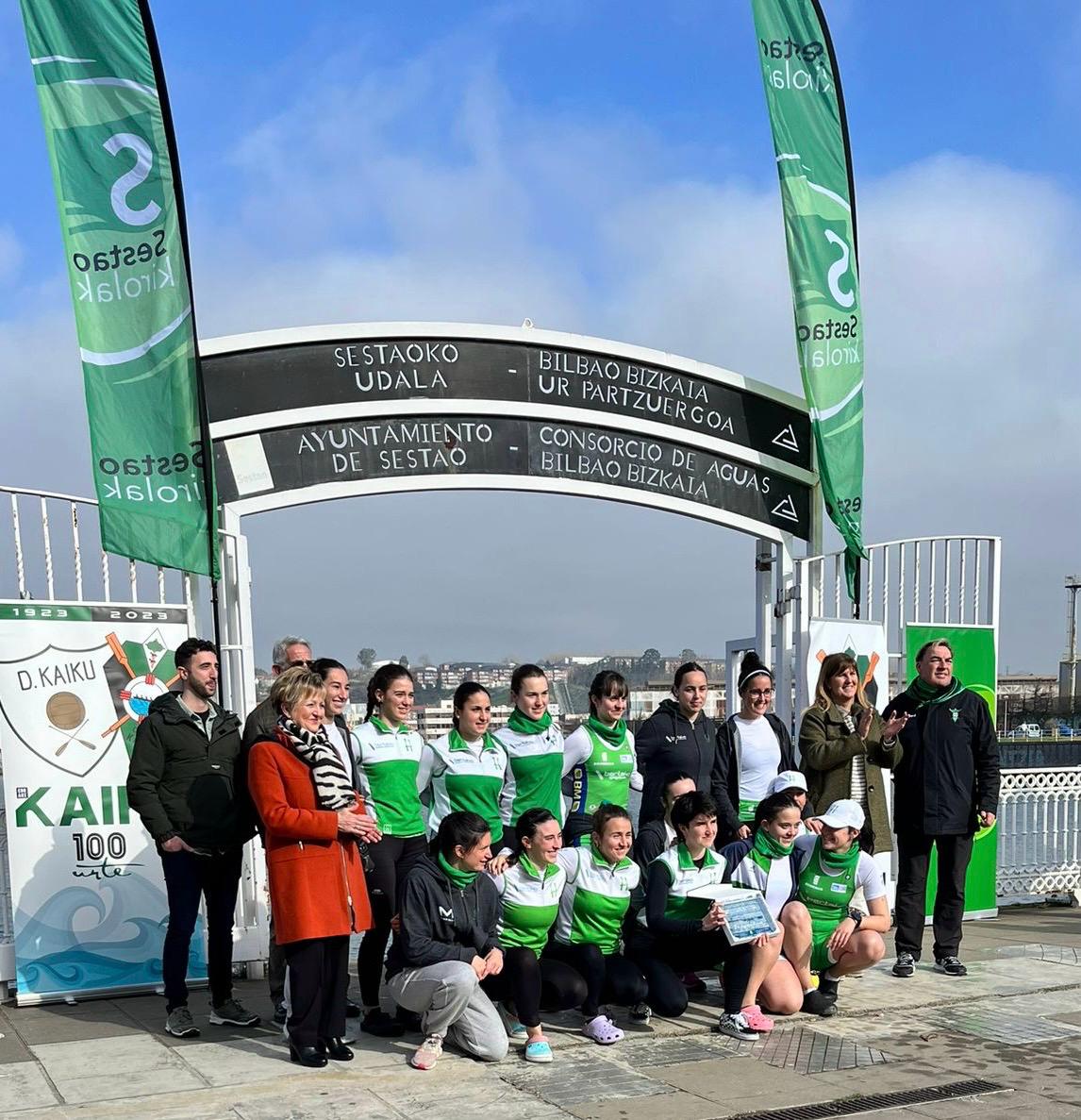 Neskak Sestaoko jeitsieran aurrenak. Zorionak! Hoy las chicas primeras en Sestao 💚 #hondarribia #arrauna #remo