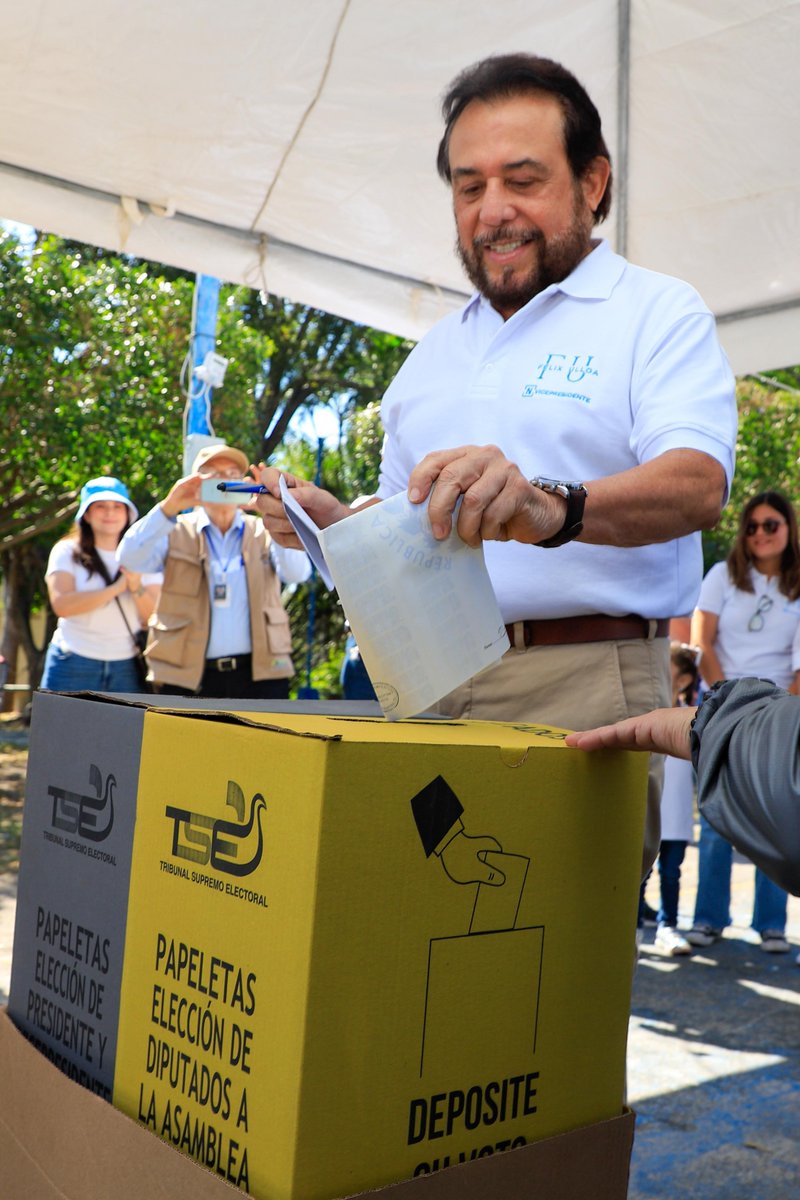 ReelecionSv's tweet photo. Elk Vice Presidente Felix Ulloa emitió el sufragio. https://t.co/pZhN0V3Ty5