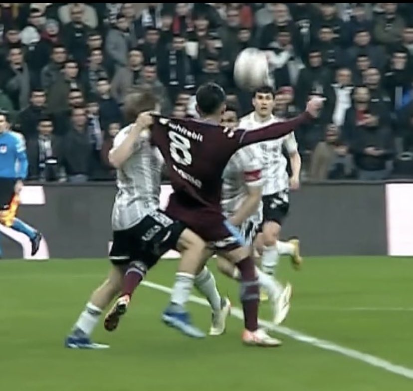 Şu pozisyon için vara çağırmayan var hakeminin hesapları incelenmeli . Karakter yoksunu pezevenk #uğurcan #BJKvTS #Penaltı #Trabzonspor