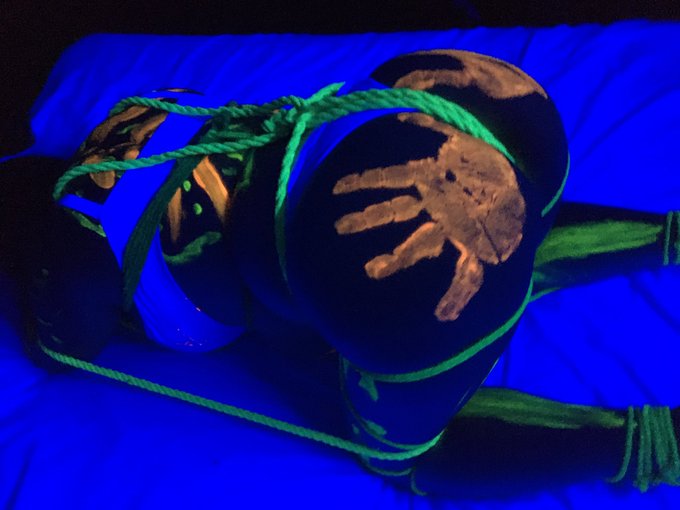 Who would like me to do more black light shoots?? https://t.co/IpyAVS9r30