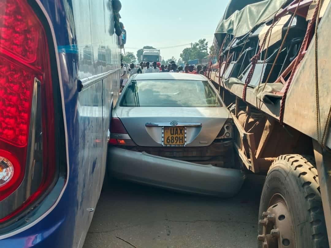 Akeda4's tweet photo. One thing could have saved this mess; PATIENCE.

Be the difference and arrive safe and alive.

Safe roads save lives.

#TooYoungToDie #StayInYourLane 

📸Courtesy https://t.co/xlFu60xcIR