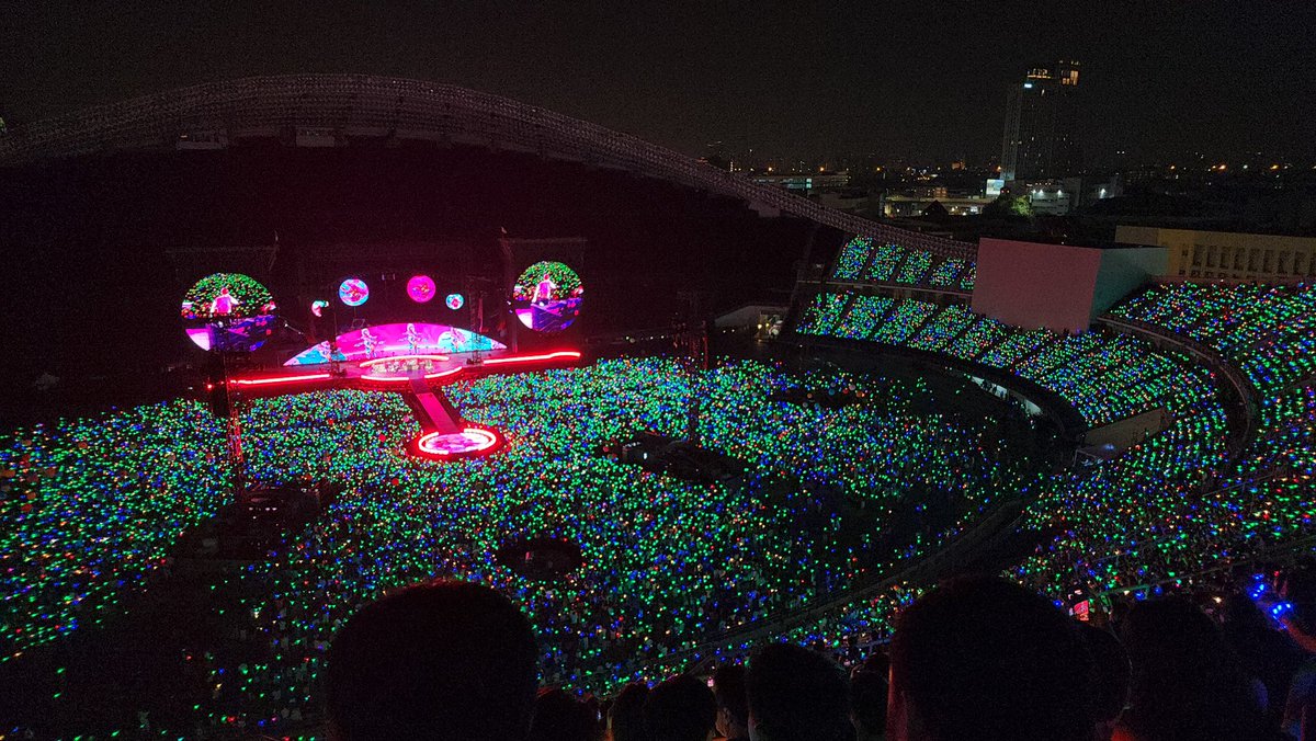 tangmotwit's tweet photo. รีวิวบัตรดอย ไม่เน้นเห็นแต่เน้นบรรยากาศที่คุ้มค่าจริงๆ
#ColdplayLiveinBangkok https://t.co/8P3W3uJZfU