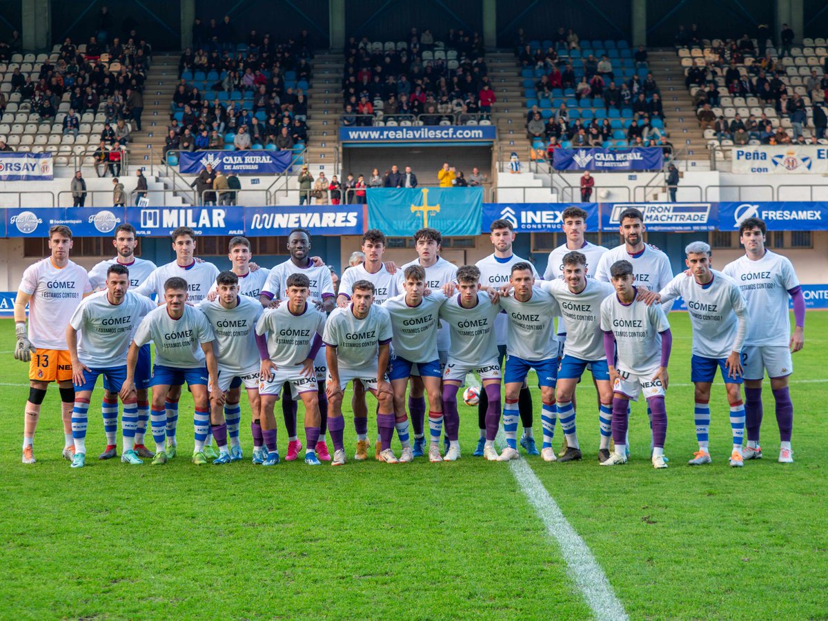RVcantera's tweet photo. 💜💙 @gomez4_a, ¡estamos contigo!

Los jugadores del @RealAvilesInd, en el que estuvo un curso como cedido, y del #RVPromesas posaron antes del partido con una camiseta de apoyo al capitán https://t.co/R4IW5WpZoN
