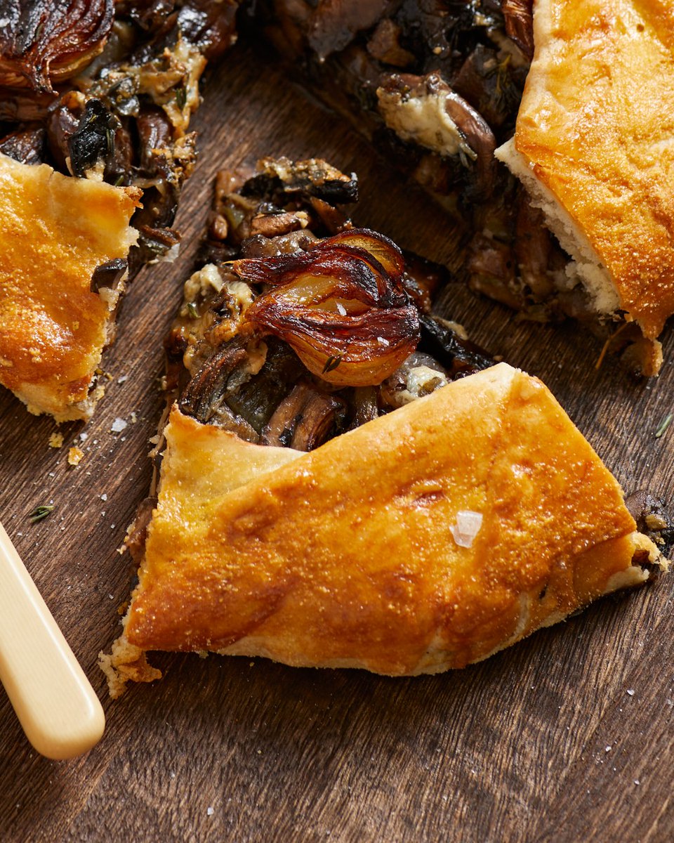 This shallot and mushroom galette is perfect for these cold evenings!

The rich filling of shallots and mushrooms is both comforting and soothing and sure to impress any guests you may serve it to. 

You can grab the full recipe here - ukshallot.com/recipes/shallo…