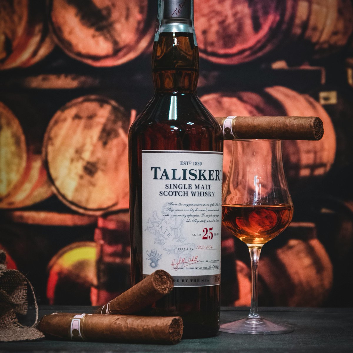 Tell us what your go-to pairing was this weekend..
#whiskeyandcigars #perfectpairings #weekendindulgence #thedarlinghouse