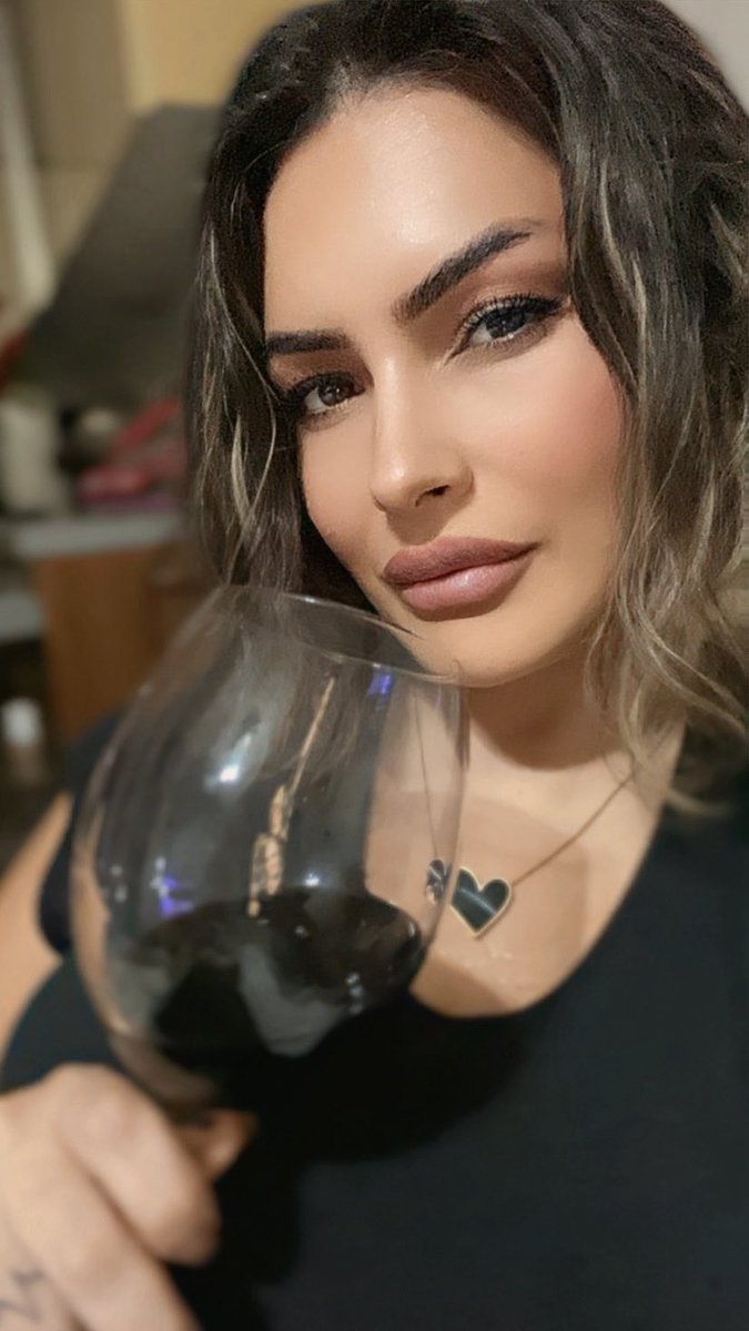 Şarap keyif işidir ve yalnız da keyifle içilir !

#şarap #kırmızı #kadın #yalnız #pazar