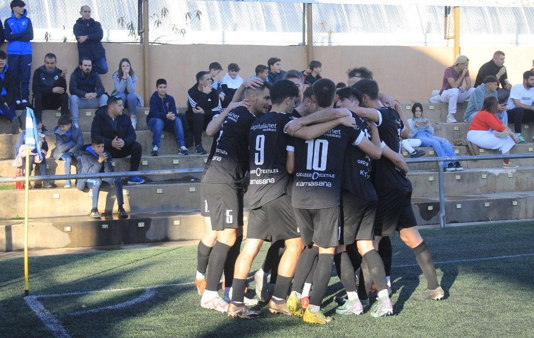 🔵⚪ 0-2 ⚫⚪  | ⏱ FINAL

Espectacular partit de l'equip. Victòria complicadíssima i de molt de mèrit a Gandia

💪🏻 Hem arribat als 40 punts!

• #gandiaontinyent1931 • #tercerarfef •