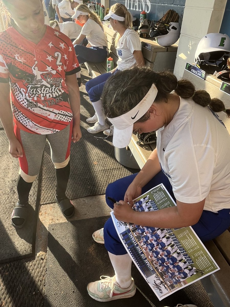 Things are looking a little different these days…

When a college player @loloevans13 makes your day as a young player, you do the same when you get the opportunity!

Live your dream <a href="/MiaSanchez2023/">Mia Sanchez</a> 

<a href="/EFSCSoftball/">EFSC Softball</a>