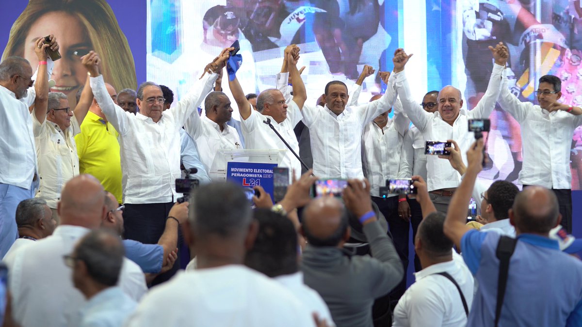 lavegainforma's tweet photo. Un rotundo éxito el acto de apoyo al presidente Luis Abinader y a los candidatos a alcaldes de todo el país, organizado por el Movimiento Electoral Peñagomista.

El evento, cargado de éxito y emoción, culminó con el respaldo del movimiento electoral Peñagomista al presidente Luis Abinader y a todos los candidatos a alcaldes y alcaldesas de todo el país. En el día de hoy, estuvieron representados por Carolina Mejía, alcaldesa del Distrito Nacional y candidata a la misma posición.

Rafael Fiquito Vásquez, presidente del movimiento, destacó el impacto que ha generado en todo el país la reunificación de la familia peñagomista y el ideal social demócrata que tanto pregonó el máximo líder, el doctor José Francisco Peña Gómez.

Por su parte, la alcaldesa de la capital, Carolina Mejía, rememoró su historia con el doctor Peña Gómez y expresó la emoción de que todos se unan en pro de una misma causa.

El evento contó con la presencia de grandes figuras y ex miembros del Partido Revolucionario Dominicano, entre los que podemos citar a Hugo Núñez, ex diputado de La Vega y coordinador de la región norte del movimiento; Julio Mariñez, Mon Molina, Juan Morales, coordinador de la región este; Aníbal Mena, coordinador del sur; Tito Ramírez, coordinador de la provincia Santo Domingo; Nadia Andújar, Betty Báez, entre otros.
