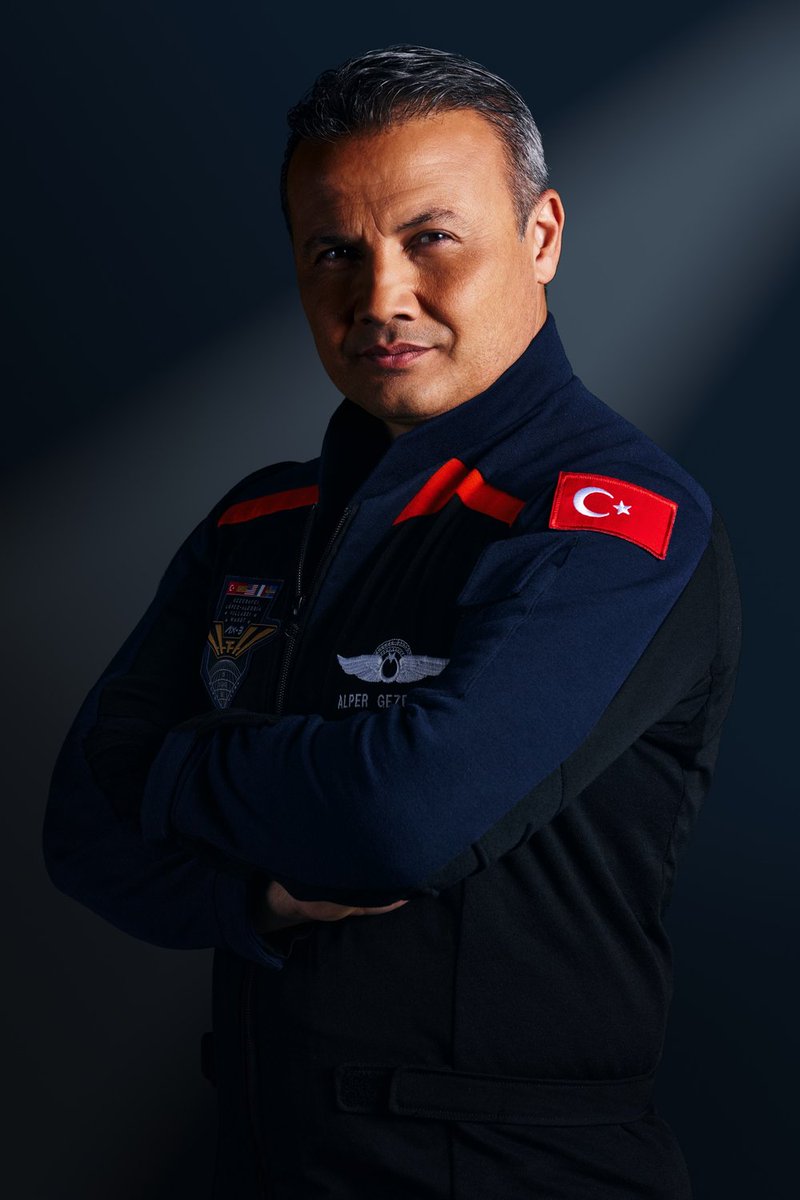 PiskOlabi's tweet photo. Los integrantes de la misión son los siguientes astronautas.

🪖Michael López-Alegría 
Ax-3 Commander
🏎️Walter Villadei
Ax-3 Pilot
🧐Alper Gezeravcı 
Ax-3 Mission Specialist
🧐Marcus Wandt
Ax-3 Mission Specialist https://t.co/QcG8cRa3t8