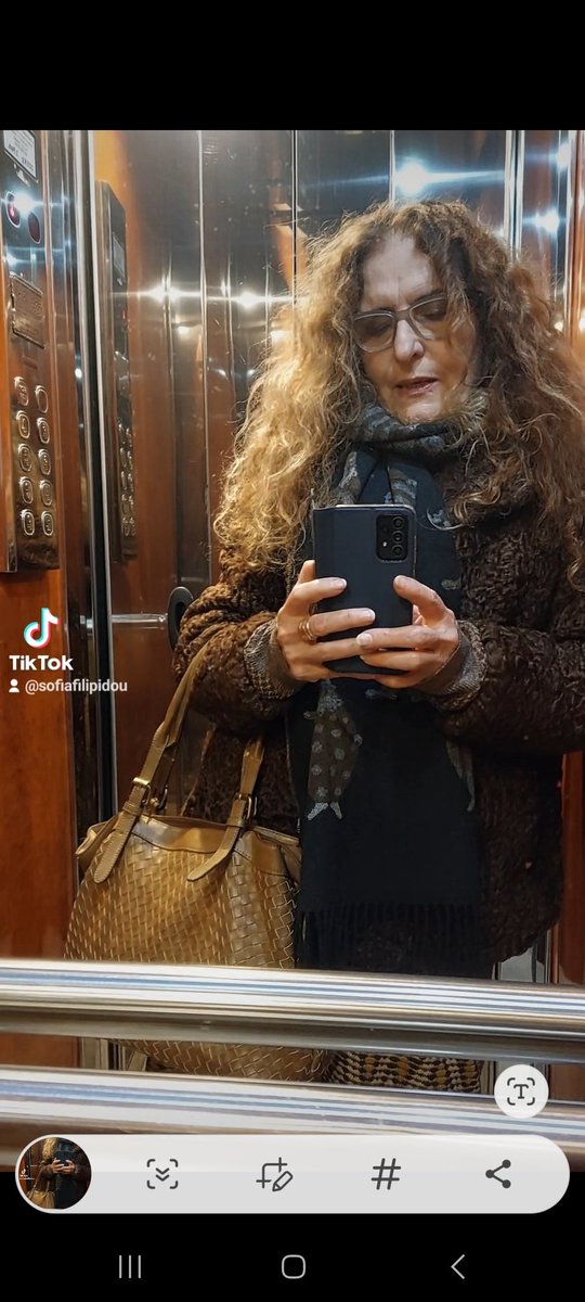 φυσικά με το κινητό στο ασανσέρ...