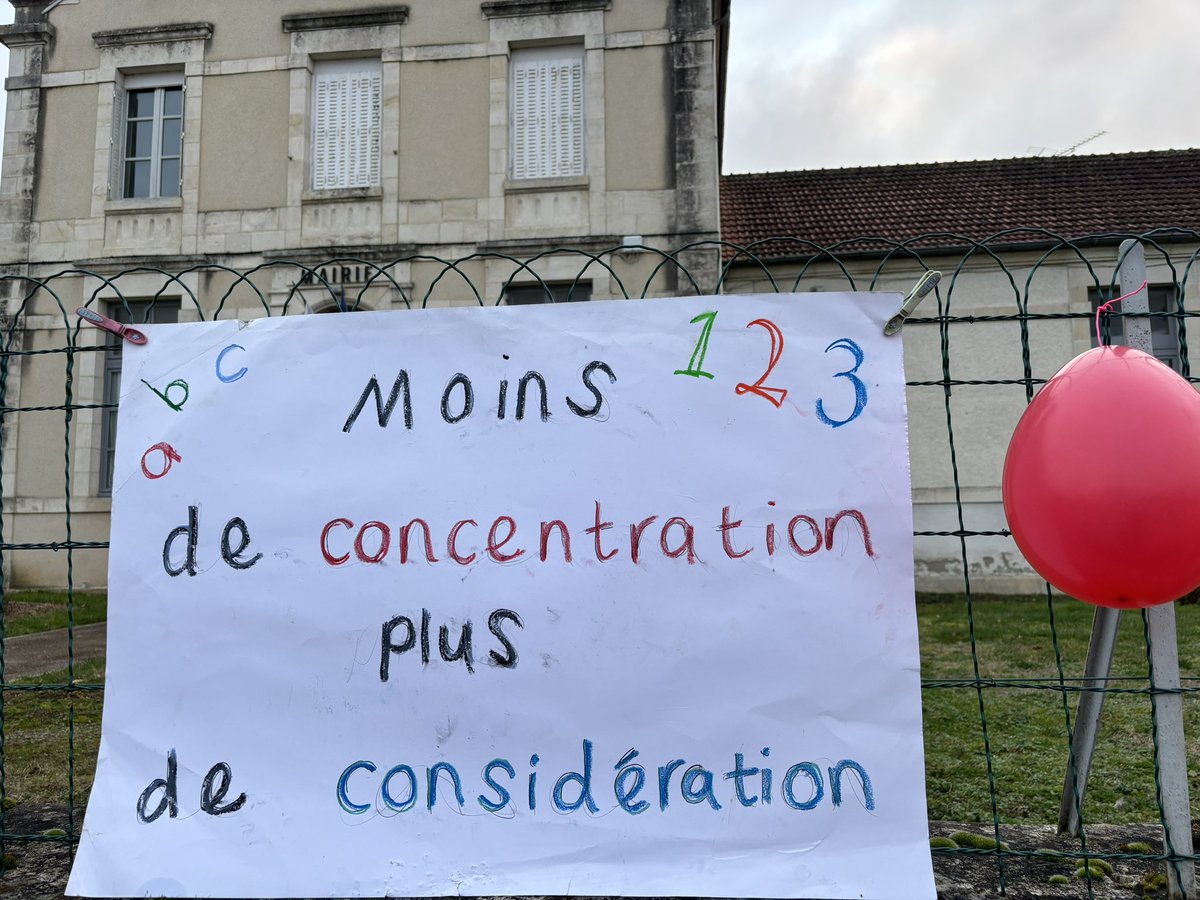 LoicKervran18's tweet photo. Aux côtés des enfants, des élus, des parents d’élèves mobilisés contre la fermeture d’1 classe sur le RPI #LaPerche #Ainay #LaCelette

Sur ce RPI fermeture en 2016, réouverture en 2018, et maintenant nouvelle fermeture envisagée…

Nos enfants ne sont pas 1 variable d’ajustement! https://t.co/A3yCrr0F37