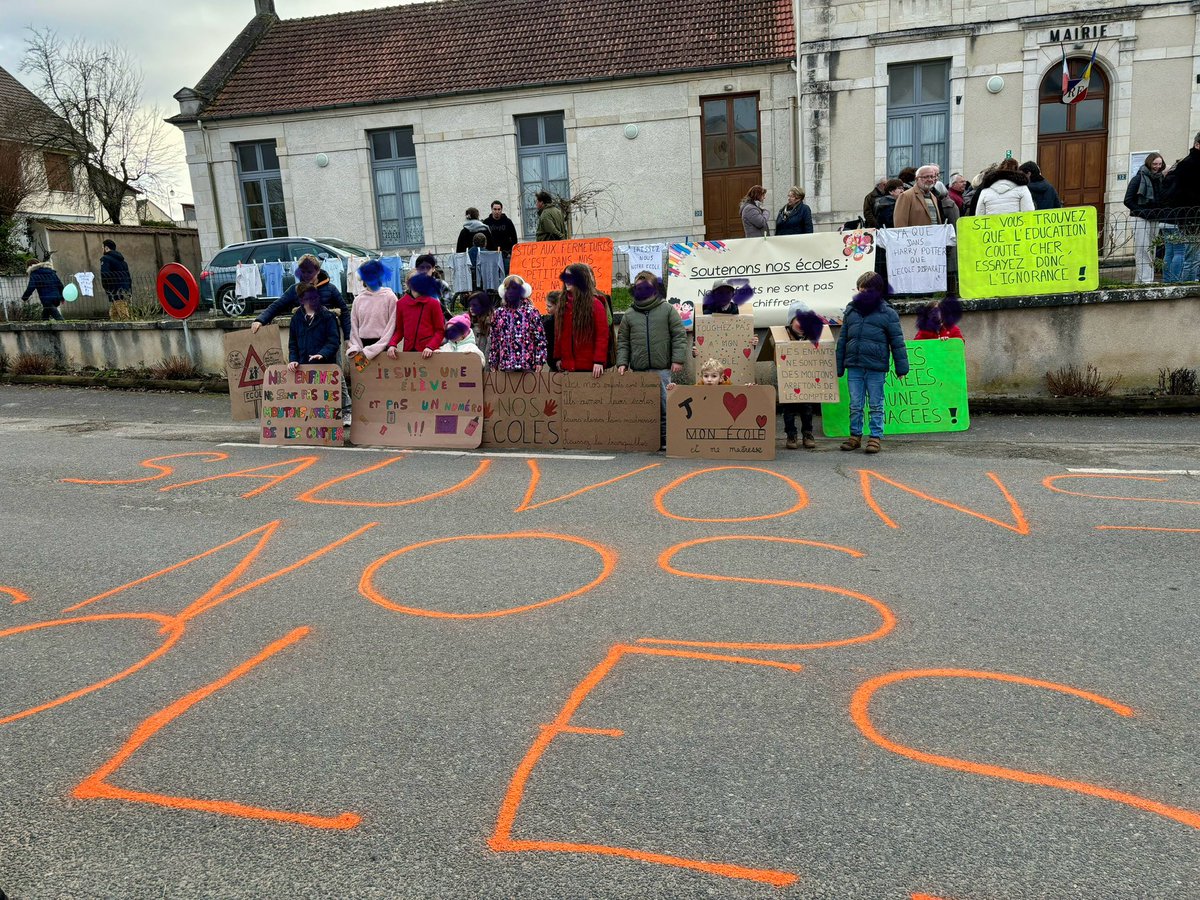 LoicKervran18's tweet photo. Aux côtés des enfants, des élus, des parents d’élèves mobilisés contre la fermeture d’1 classe sur le RPI #LaPerche #Ainay #LaCelette

Sur ce RPI fermeture en 2016, réouverture en 2018, et maintenant nouvelle fermeture envisagée…

Nos enfants ne sont pas 1 variable d’ajustement! https://t.co/A3yCrr0F37